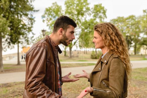 英語を話している男女のイメージ