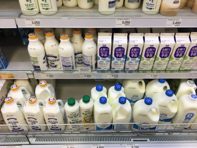 韓国のスーパー・牛乳など乳製品の陳列棚